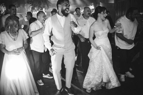 Fotos dos convidados do casamento



Família dos noivos



Abraços e emoções do casamento



Sorrisos espontâneos



Momentos especiais da festa



Fotografia documental de eventos



Memórias do casamento'