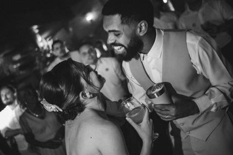 Fotos dos convidados do casamento



Família dos noivos



Abraços e emoções do casamento



Sorrisos espontâneos



Momentos especiais da festa



Fotografia documental de eventos



Memórias do casamento'