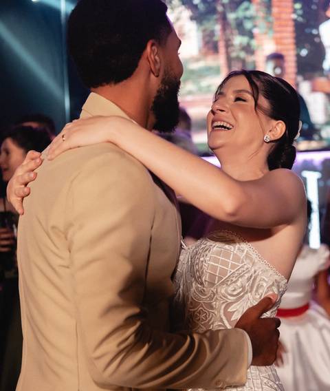 Fotos do casal após o casamento
Retratos de recém-casados
Fotografia romântica de casamento
Fotos espontâneas dos noivos
Conexão e cumplicidade do casal
Ensaio de casal no dia do casamento
Fotografia de casamento natural'