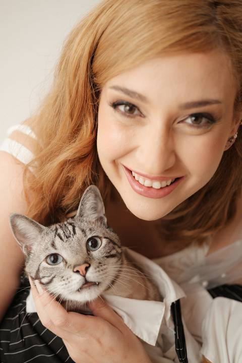 Fotografia pré-wedding que revela a essência do casal e seu amor pelos animais.
Ensaio de noivos com gatos em uma proposta descontraída e cheia Fotografia pré-wedding que revela a essência do casal e seu amor pelos animais.
Ensaio de noivos com gatos em u'