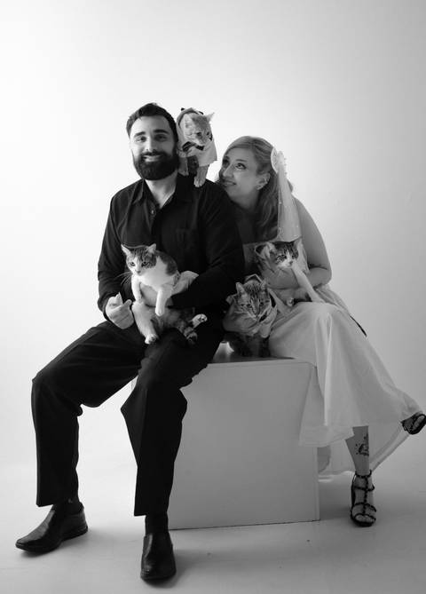 Fotografia pré-wedding que revela a essência do casal e seu amor pelos animais.
Ensaio de noivos com gatos em uma proposta descontraída e cheia Fotografia pré-wedding que revela a essência do casal e seu amor pelos animais.
Ensaio de noivos com gatos em u'
