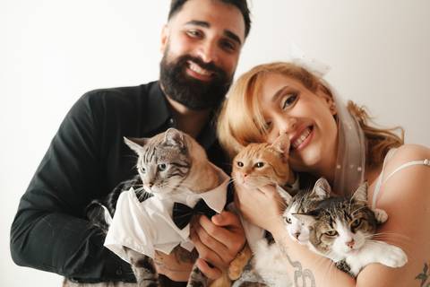 Fotografia pré-wedding que revela a essência do casal e seu amor pelos animais.
Ensaio de noivos com gatos em uma proposta descontraída e cheia Fotografia pré-wedding que revela a essência do casal e seu amor pelos animais.
Ensaio de noivos com gatos em 
'