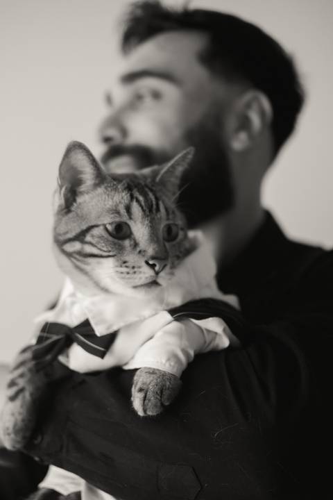 Fotografia pré-wedding que revela a essência do casal e seu amor pelos animais.
Ensaio de noivos com gatos em Fotografia pré-wedding que revela a essência do casal e seu amor pelos animais.
Ensaio de noivos com gatos em uma proposta descontraída e cheia d'