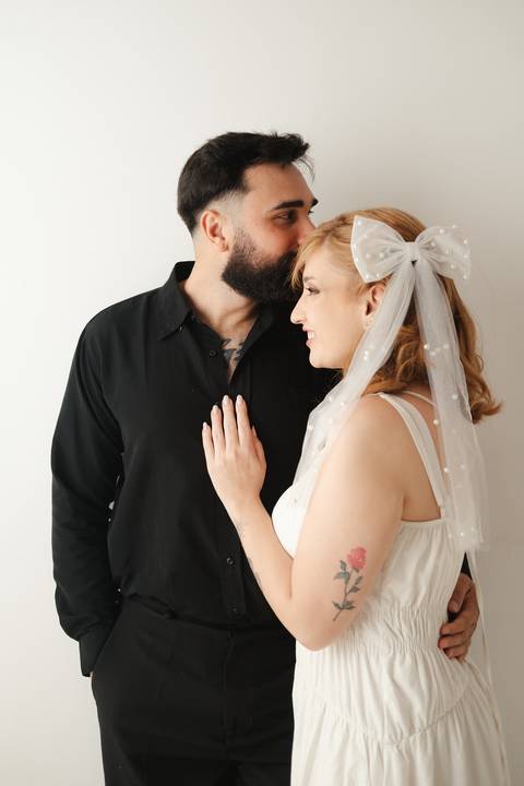 Fotografia pré-wedding que revela a essência do casal e seu amor pelos animais.
Fotografia pré-wedding que revela a essência do casal e seu amor pelos animais.
Ensaio de noivos com gatos em uma proposta descontraída e cheia de afeto.
Pré-wedding personali'