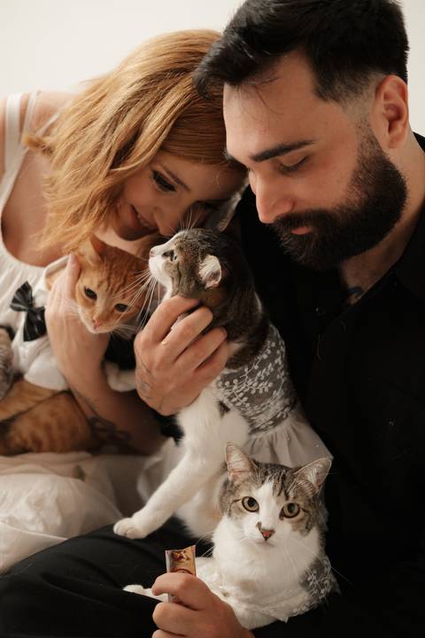 Fotografia pré-wedding que revela a essência do casal e seu amor pelos animais.
Ensaio de noivos com gatos em uma proposta descontraída e cheia de afeto.
Pré-wedding personalizado para um casal que ama gatos e valoriza sua própria história.
Brenda e Igor '