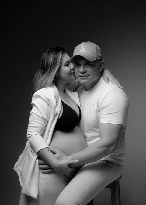 ensaio de gestante clean com o pai do bebe , ensaio de gestante em estudio de fotografia , estudio de fotografia em Prudente '