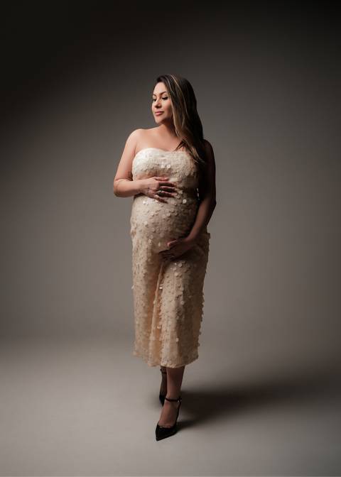 gestante com vestido de festa elegante , ensaio de gestante em estudio, presidente prudente , fotografo de gestante '