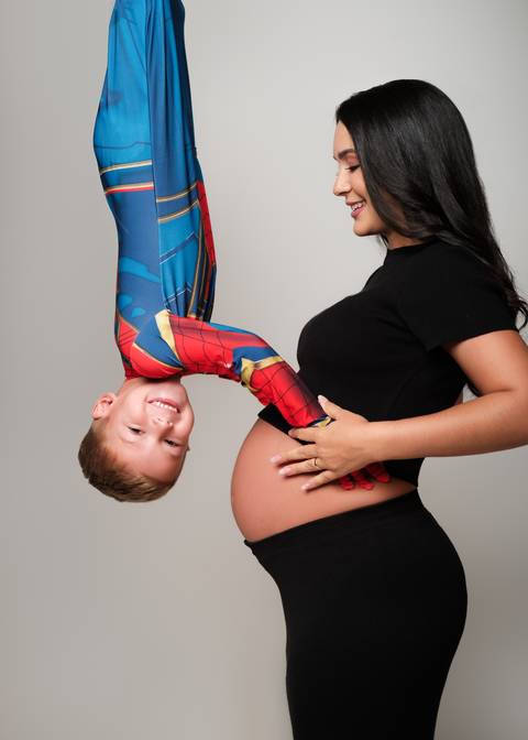 foto de gestante com o filho de homem aranha '