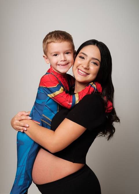 foto de gestante com o filho de homem aranha no estudio '