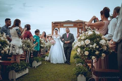 noiva entrando no casamento'