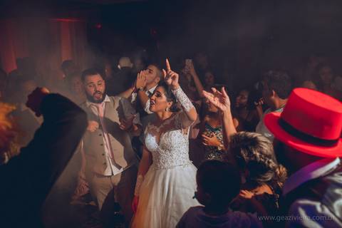 noivos na balada dançando'