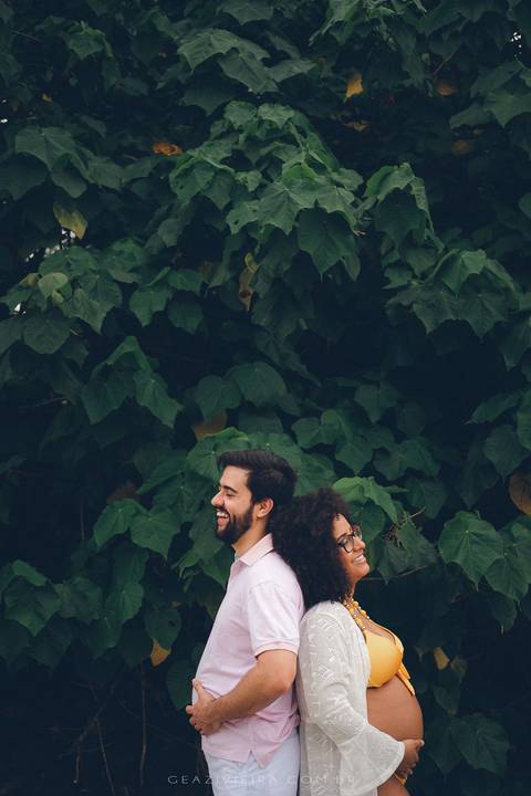 foto do pai e da gestante segurando a barriga'