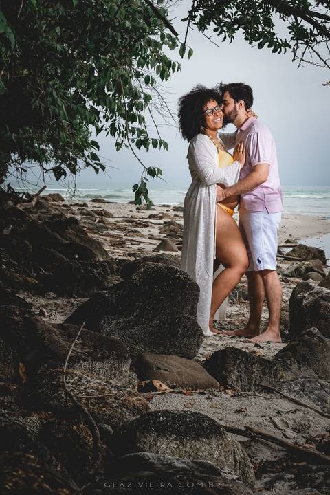 pai beijando a grávida segurando a barriga'