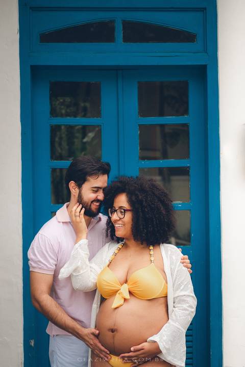 foto de gestante com marido casa antiga'