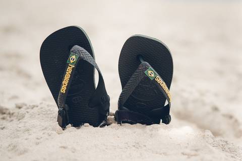 chinelinho na praia havaianas'