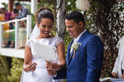 noivos no altar sorrindo'