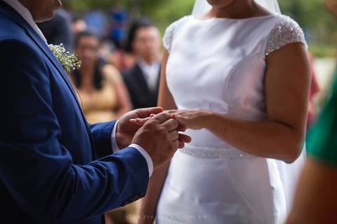 noivo colocando aliança'