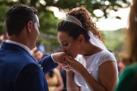 noiva colocando aliança'