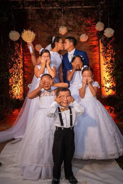 foto com crianças fechando olho'