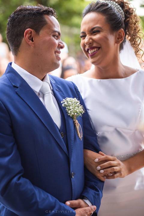 noivossorrindo no altar'
