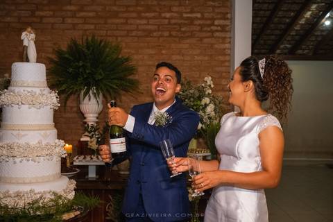 noivo abrindo champagnie'