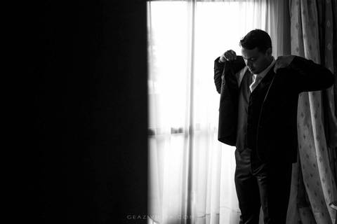 noivo se preparando para casamento'