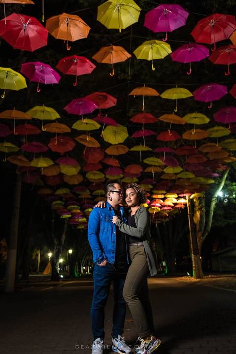 fotos de casal com guarda chuva'