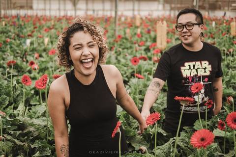 Foto de casal nas flores'