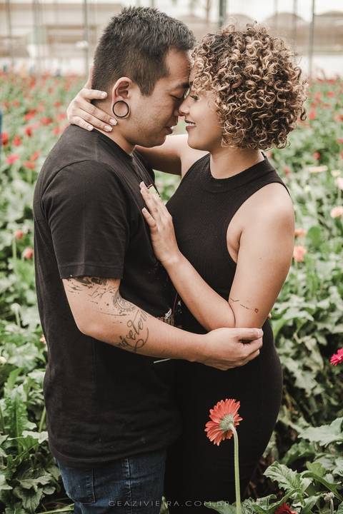 casal na estufa de flores'