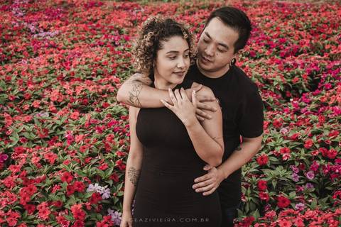 casal no meio das flores'