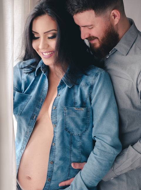 ensaio de gestante em casa com marido'