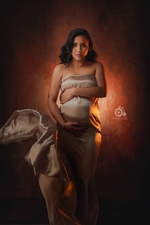 foto de gestante com vestido voando'