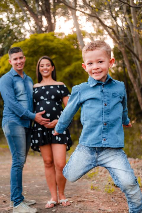 fotografia de gestante com o filho mais velho'