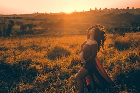 gestante no por do sol'