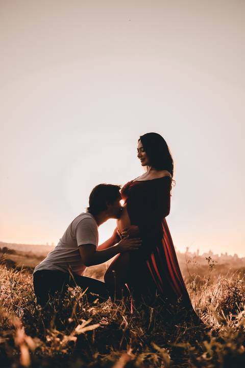 pai beijando a barriga da mãe'