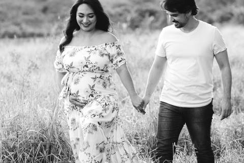 foto de casal caminhando, gestante'