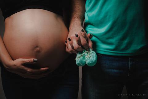 foto de gestante com sapatinho'