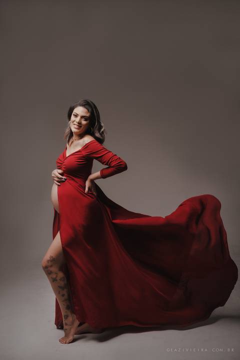 Foto de gestante com vestido voando'