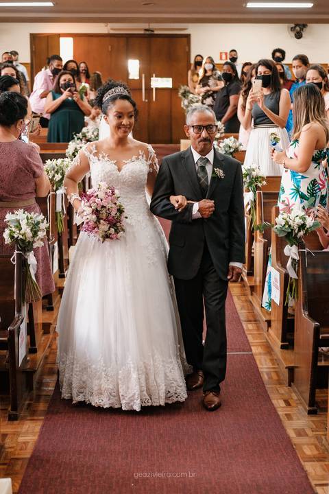 noiva entrando na igreja IPI ao lado do pai'