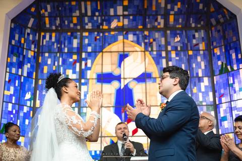 noivos louvando no altar'