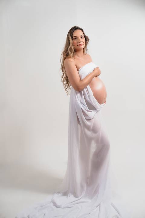 ensaio de gestante sensual com tecido'