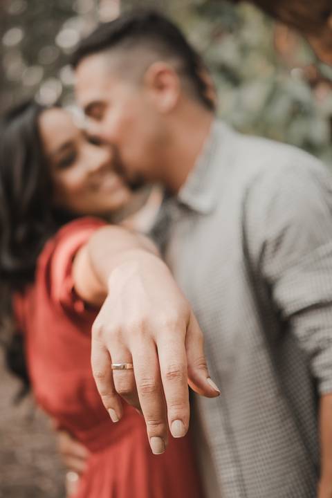 noiva mostrando a aliança de casamento'
