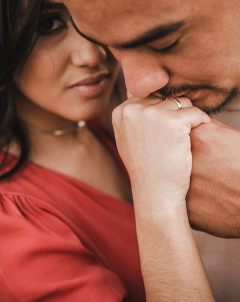 noivo beijando a alinaça'