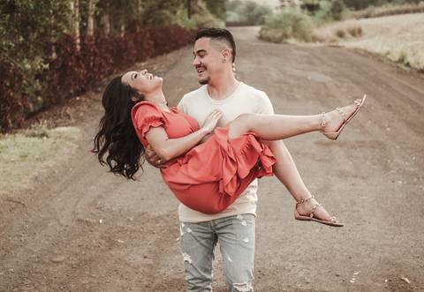 noivo carregando a noiva'