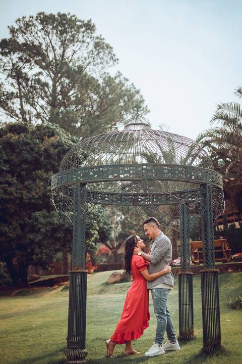 noivos em pergolado foto'