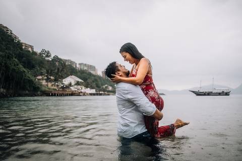 Ensaio de casal na praia de mangaratiba'