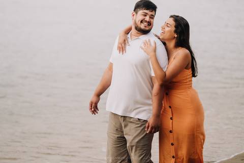 casal na praia fazendo fotos'