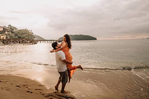 noivo rodando a noiva pre wedding'