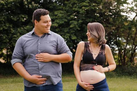 Foto de gestante divertida com o marido pai'