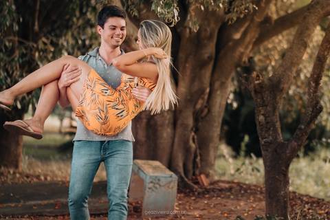 Noivo carregando a noiva'